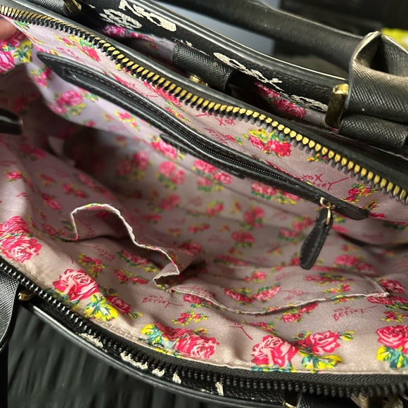 Black Skull Embossed Handbag - Picture 4 of 4